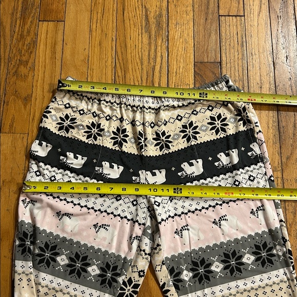 Secret Treasures Polar Bear Pajamas - Size Medium - Picture 11 of 12